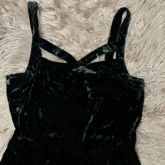 Black Velvet Dress! 🖤 - Picture 5 of 8